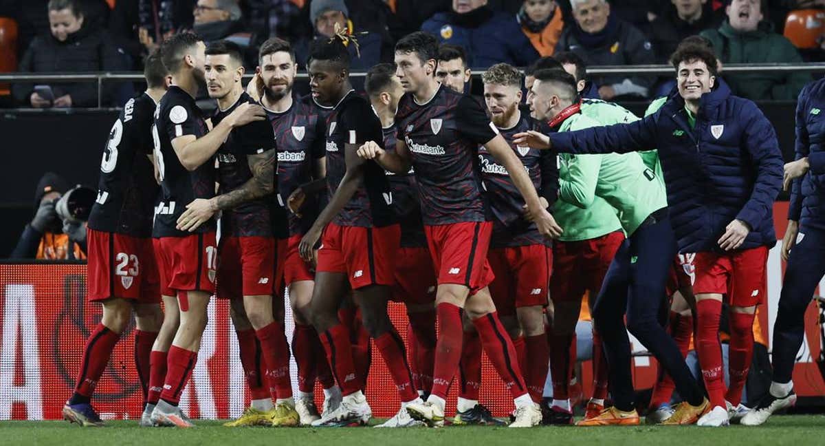 Los jugadores del Athletic celebran uno de sus goles en Mestalla./EFE