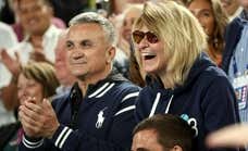 Advertencia a Djokovic después de que su padre posara con hinchas con banderas prorrusas