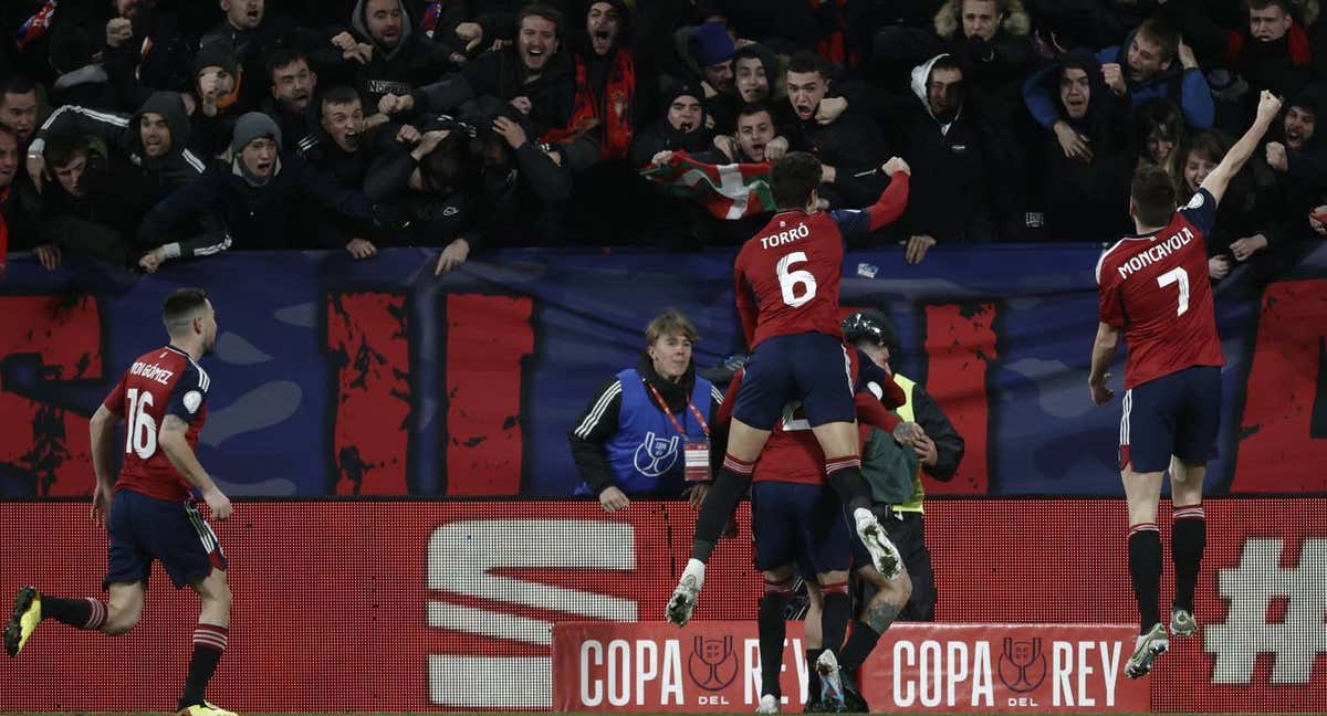 Moi, Torró y Moncayola, entre otros, celebran el gol del Chimy Ávila./EFE