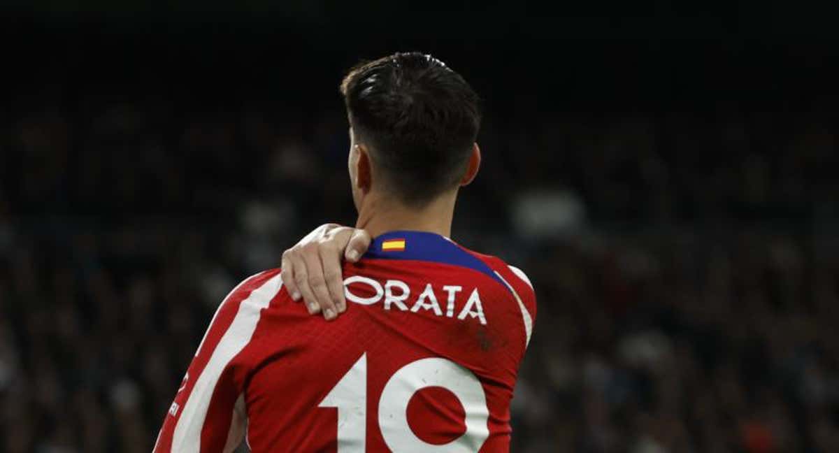 Momento en el que Morata se lleva a la mano a la espalda tras marcar./EFE