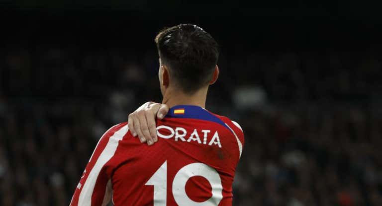 Momento en el que Morata se lleva a la mano a la espalda tras marcar.