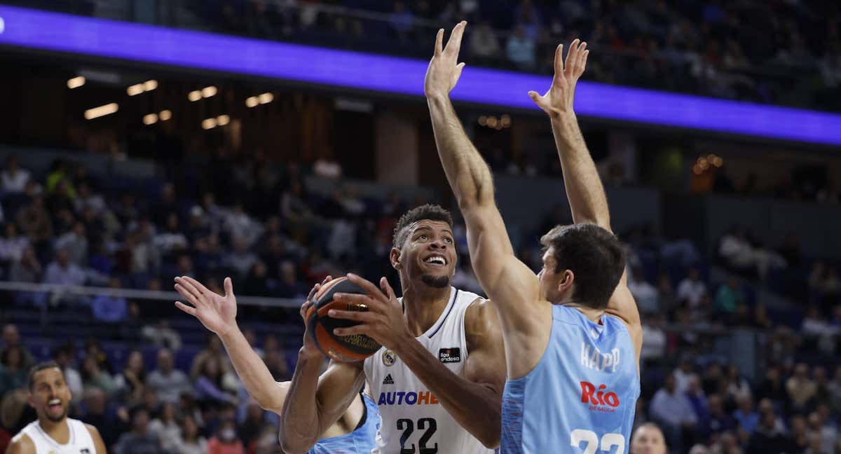 Tavares y Happ, en el último partido de la primera vuelta de Liga Endesa entre Real Madrid y Río Breogán. /EFE