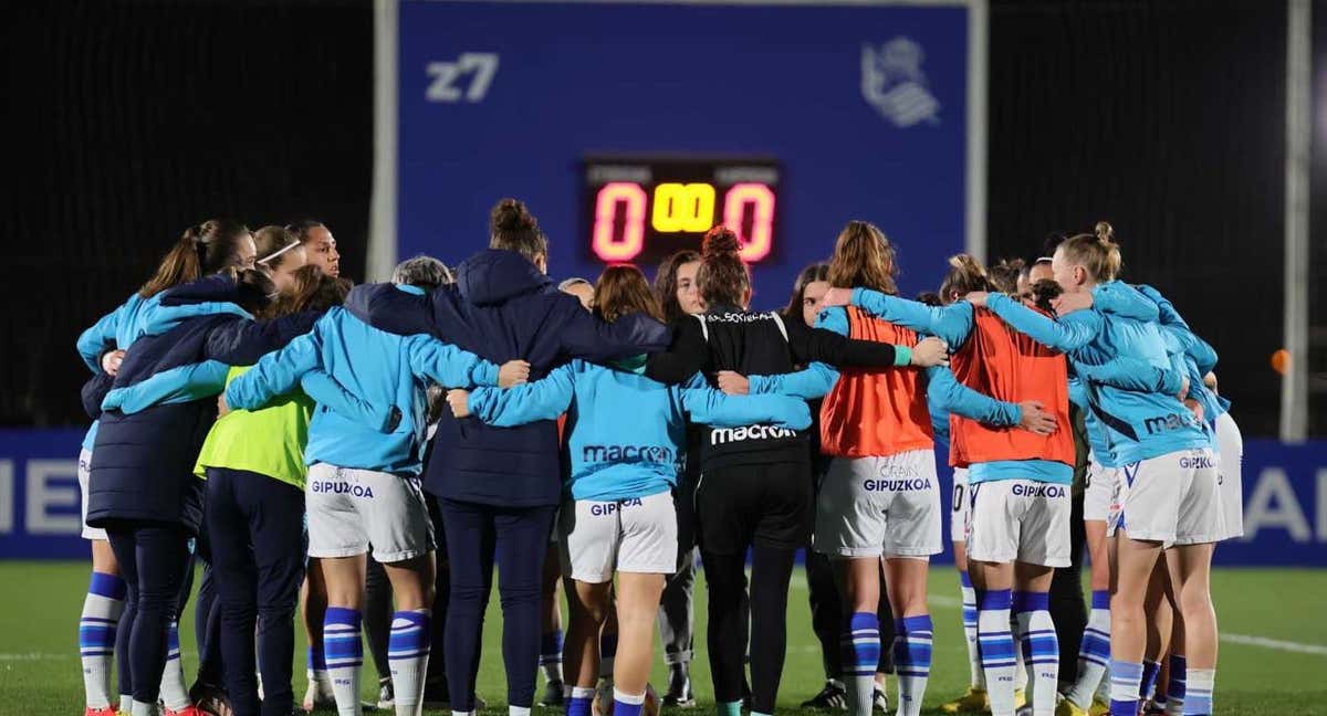Corrillo de la Real al terminar el partido. /REAL SOCIEDAD