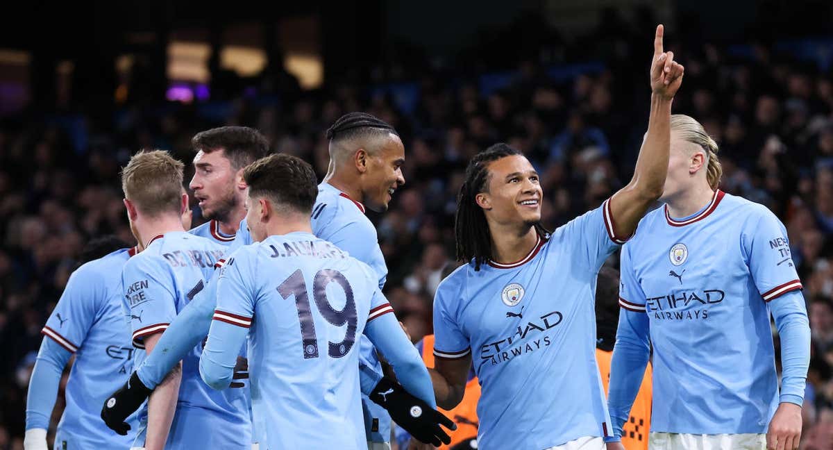 Aké celebra el gol de la victoria.
