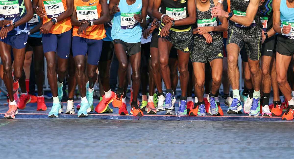 Varios corredores toman la salida en la Maratón de París de 2021./GETTY