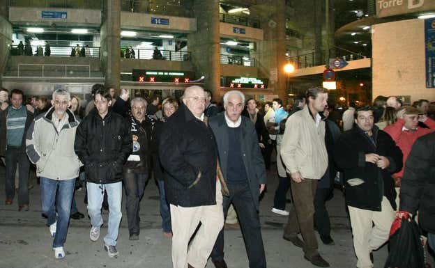 Aficionados en los alrededores del estadio tras la amenaza de bomba en 2004. ABC
