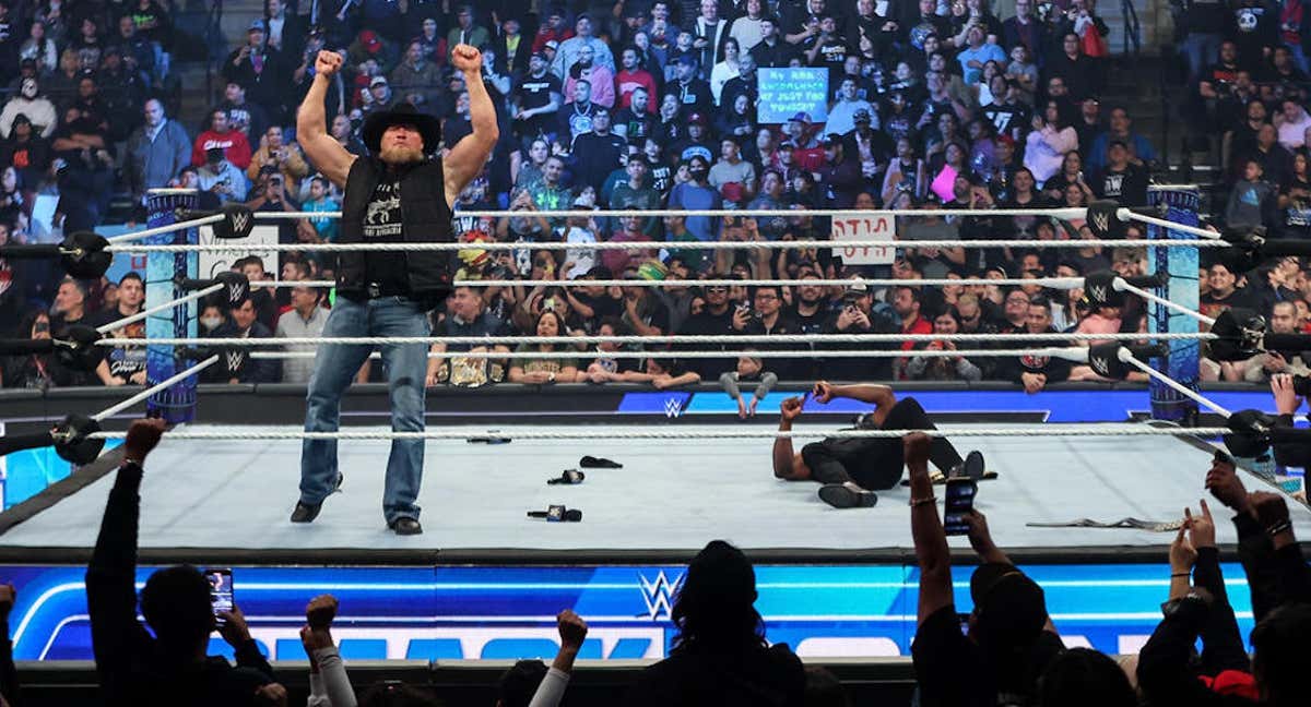 Brock Lesnar saluda al público tras atacar a Bobby Lashley en SmackDown./WWE