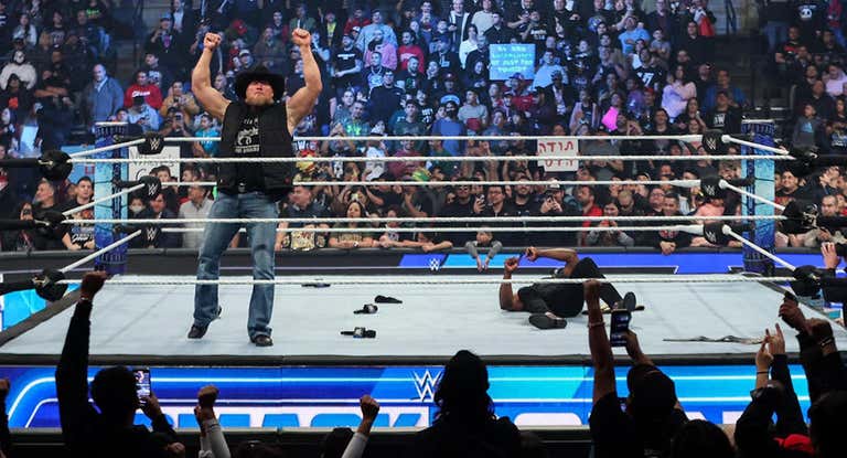Brock Lesnar saluda al público tras atacar a Bobby Lashley en SmackDown.