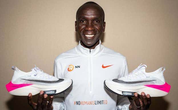 Eliud Kipchoge muestra las Nike Vaporfly Next% con las que corrió en Viena.  NIKE