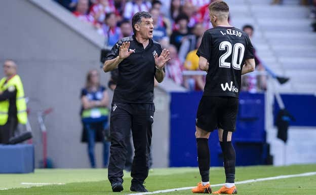 Mendilibar da instrucciones a Aleja cuando coincidieron en el Eibar. GETTY