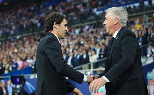 Raúl y Ancelotti se saludan en una foto de archivo. GETTY