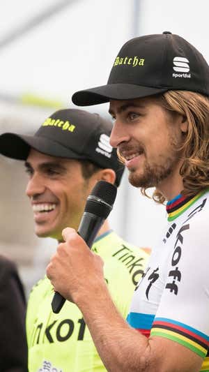 Peter Sagan, campeón del mundo, junto a Alberto Contador durante su época compartida en Tinkoff.  ASO / BEARDY MCBEARD