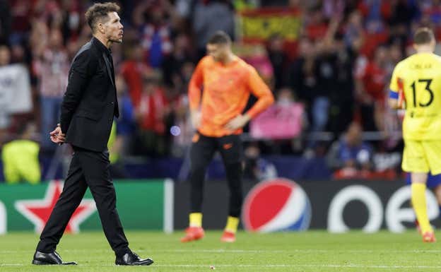 Simeone, en el círculo central del Metropolitano, después de empatar a dos  ante el Bayer y quedar fuera de la Champions. AFP