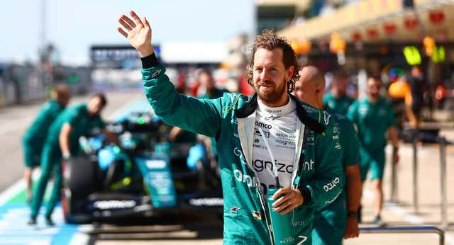 Sebastian Vettel, tras la estela de Fernando Alonso y Kimi Räikkönen