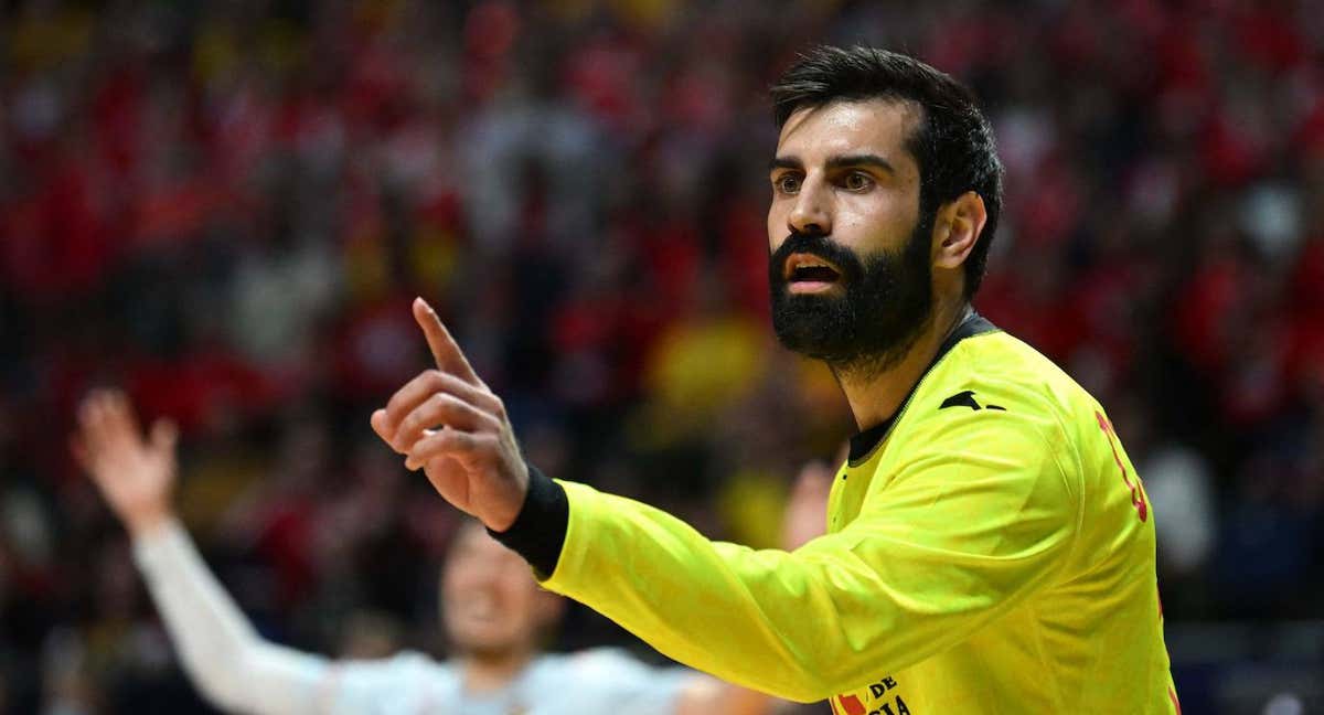 Rodrigo Corrales , en una acción del partido ante Suecia. /AFP / JONATHAN NACKSTRAND