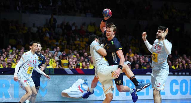 Los Hispanos asaltan la casa de Suecia con un corazón de bronce