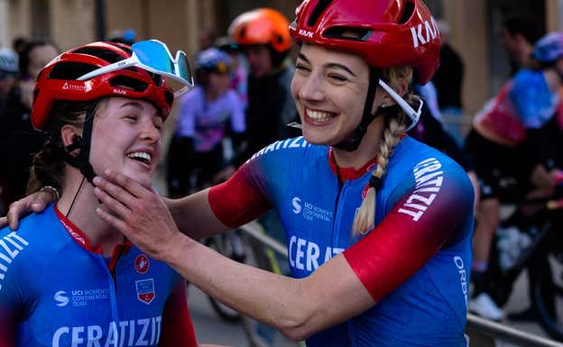 Arianna Fidanza celebra el triunfo con su compañera Lana Eberle.  FRAN REYES