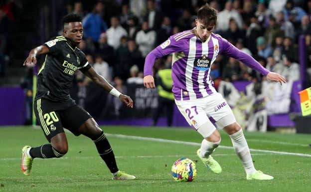 Fresneda, ante Vinícius.  REUTERS