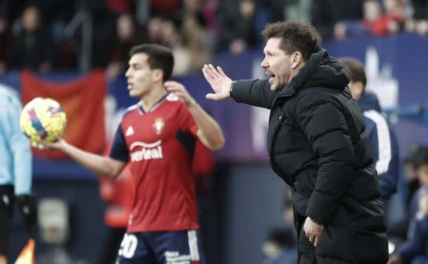 Manu Sánchez, cedido por el Atlético a Osasuna, con Simeone en primer plano.  REUTERS