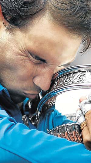 Nadal besa la copa de Roland Garros en 2018.  Benoir Tessier/Reuters