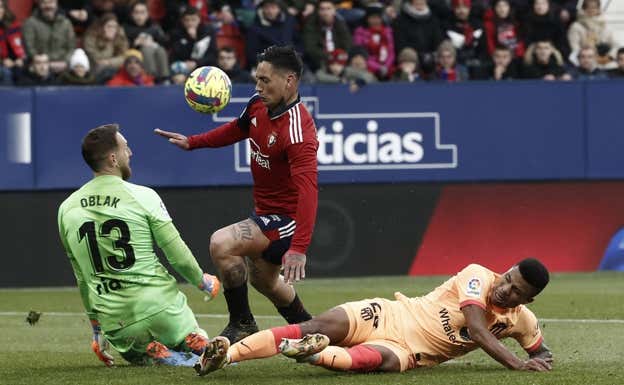 Oblak, en una acción que detuvo a Chimy Ávila en el minuto 22 del Osasuna-Atlético.  REUTERS