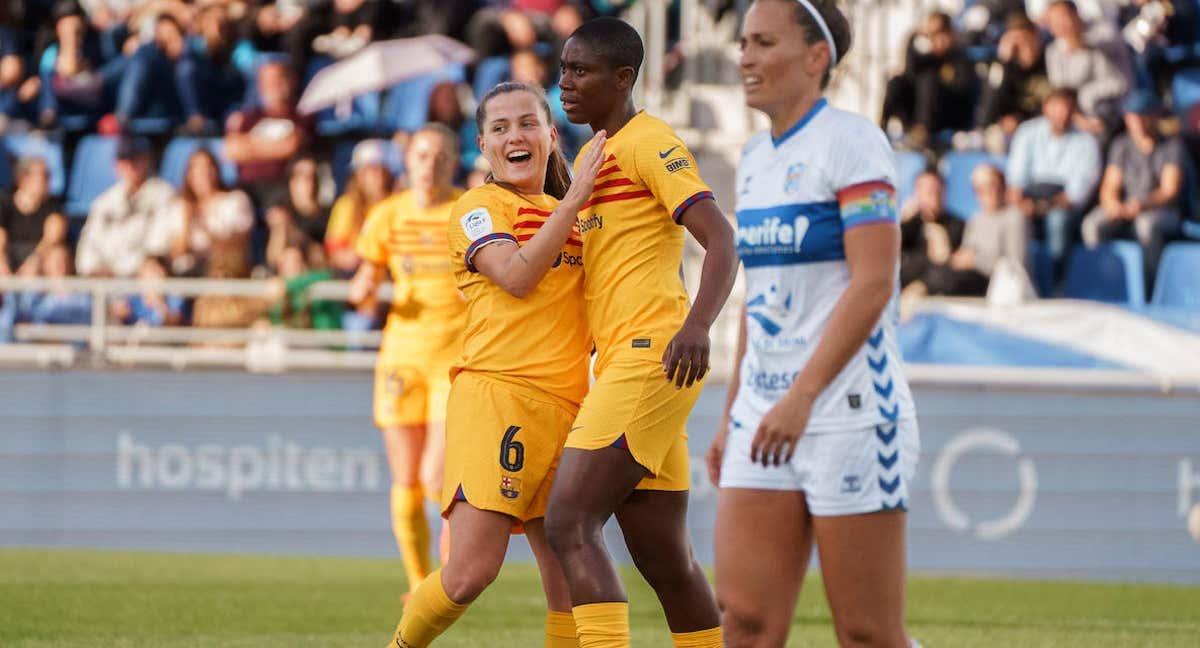 Pina y Oshoala, del Barça, celebran uno de los goles ante el Granadilla. /EFE