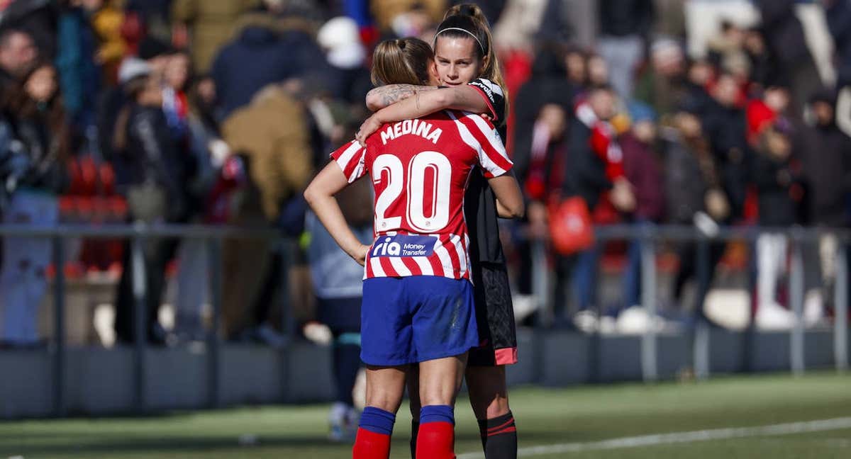 Otermín, del Sevilla, abraza a Medina, del Atlético, tras el empate entre ambos equipos en la Liga F.