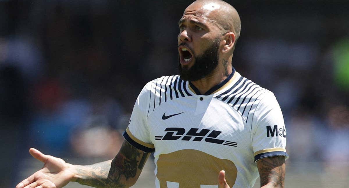 Dani Alves durante su etapa como futbolista de Pumas./Reuters