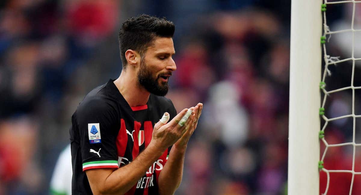 Giroud se lamenta de una ocasión fallada ante el Sassuolo./REUTERS