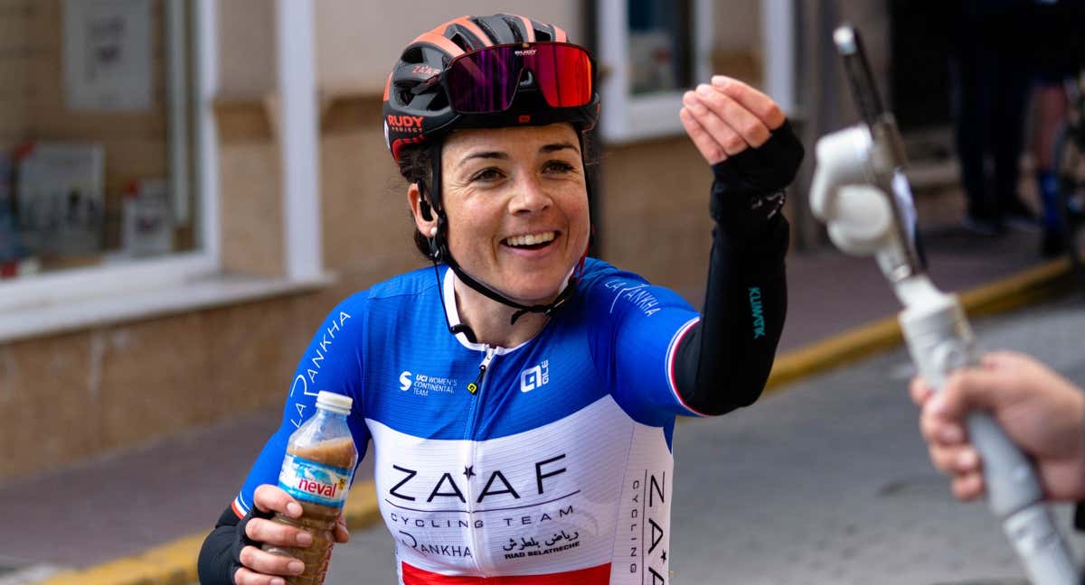 Audrey Cordon-Ragot bromea en meta con un miembro de su equipo, Zaaf, tras ser tercera en la Women's Pro Cycling Costa de Almería.