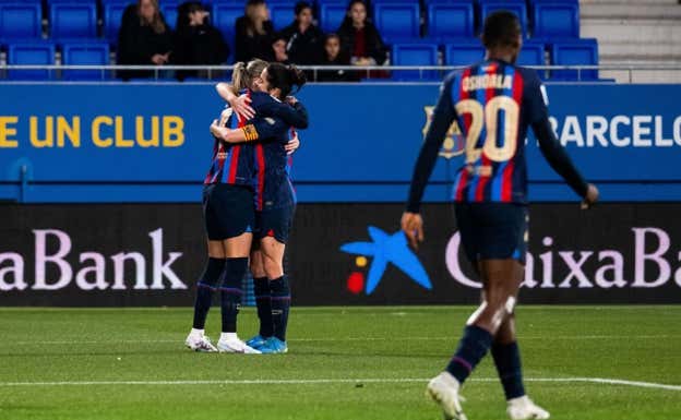 Ana abraza a Torrejón en la celebración de un gol.  FC BARCELONA