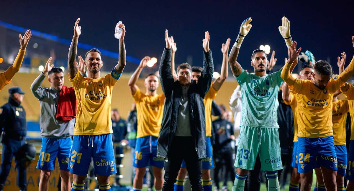 Jugadores de Las Palmas celebran un triunfo con su afición.