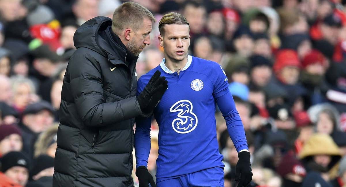 Graham Potter dando órdenes a Mudryk /EFE.