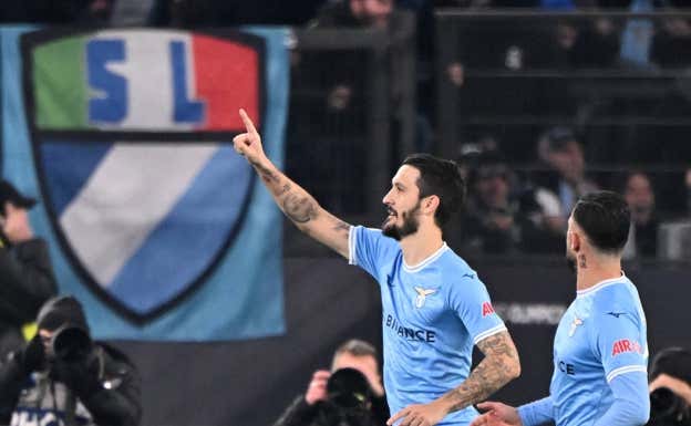 Luis Alberto celebra su último gol con la Lazio, ante el Milan. REUTERS