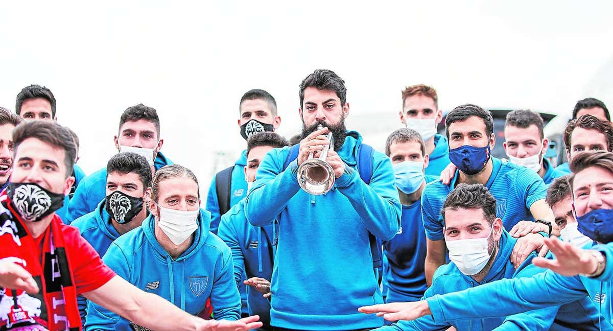 Villalibre toca la trompeta en Lezama tras ganar la Supercopa de España en 2021./AFP