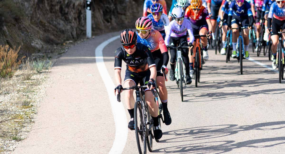 Heidi Franz, de Zaaf Cycling Team, lidera el pelotón de la Women's Pro Cycling Costa de Almería. /FRAN REYES