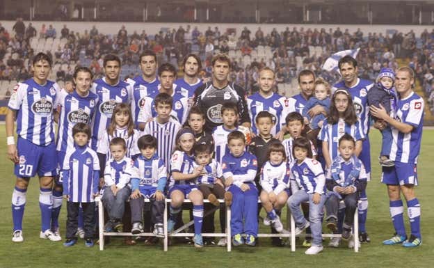 Vázquez, el primero por la izquierda, en su etapa como jugador del Depor.