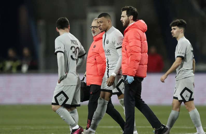 Noche negra para Mbappé: penalti fallado, lesión y duda ante el Bayern