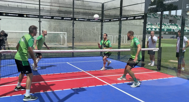Pádbol, la variante futbolera del pádel