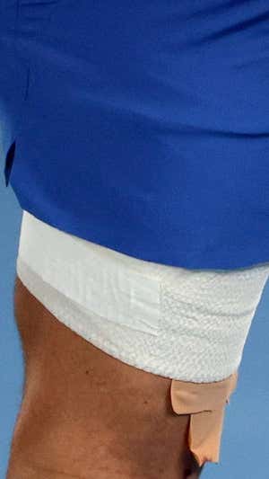 Detalle del muslo izquierdo de Nole durante el Open de Australia.  EFE