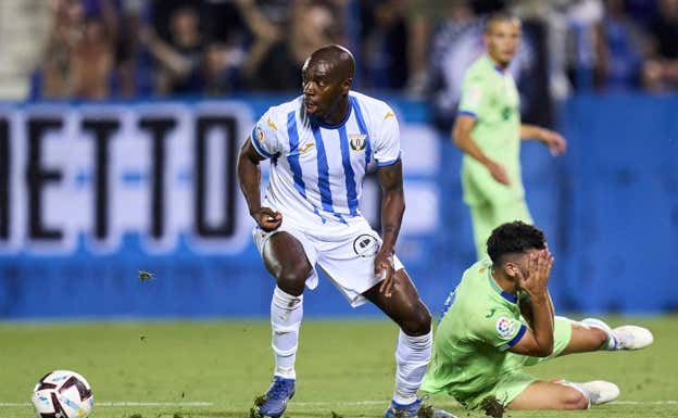 Nyom controla un balón en un Leganés-Getafe disputado en Butarque.  GETTY