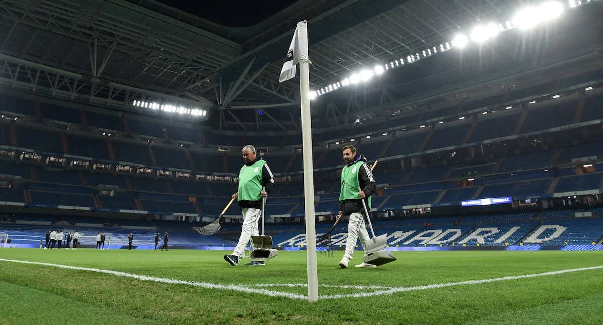 Jardineros trabajando en el Santiago Bernabéu./Getty
