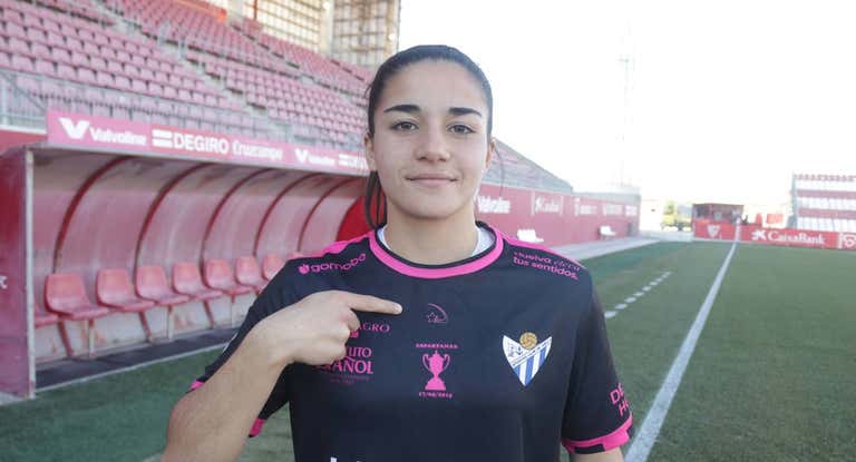 La camiseta con la estrella del Sporting de Huelva.