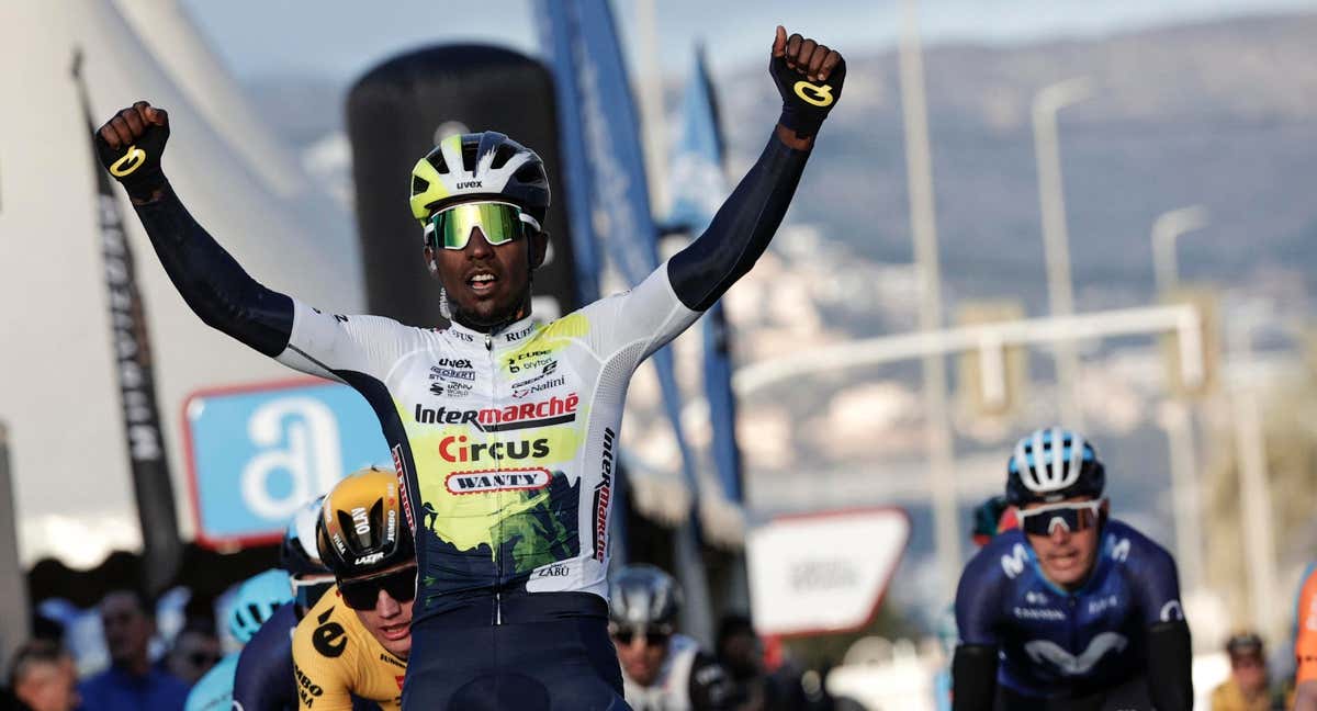 Biniam Girmay, ganador en Altea. /EFE / MANUEL BRUQUE