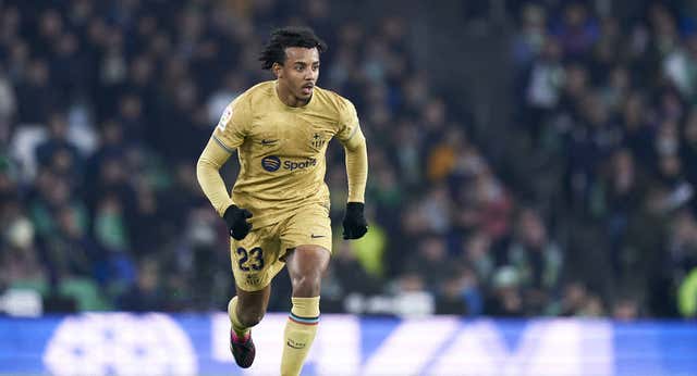 Kounde, el mejor antídoto al trauma del lateral derecho