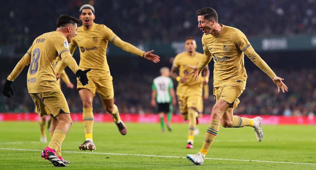 Lewandowski, Pedri y Araujo celebran el segundo gol.