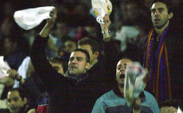 Grada del Camp Nou carga contra Joan Gaspar. ARCHIVO ABC