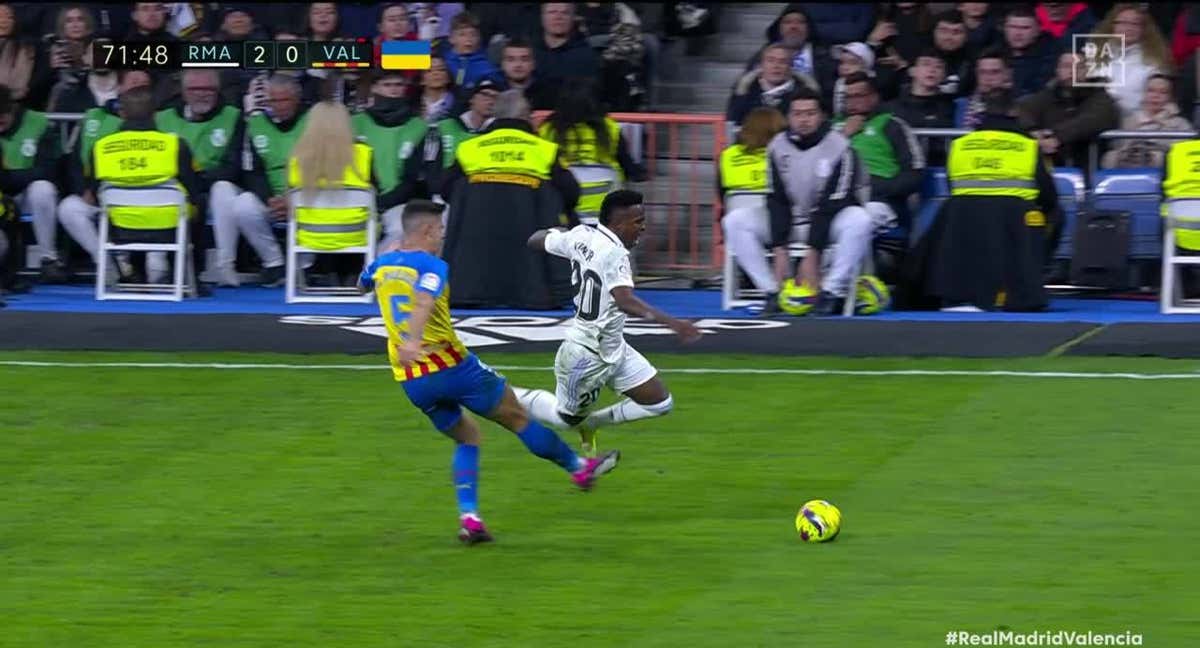 El manotazo de Benzema por el que se anuló el gol del Real Madrid./