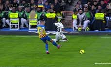 La desproporcionada entrada de Paulista enciende al Bernabéu