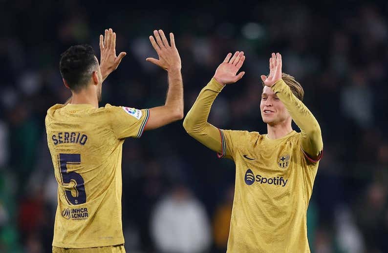 Cinco fotos para entender cómo Xavi ha mejorado en tres meses el rendimiento de Busquets y De Jong